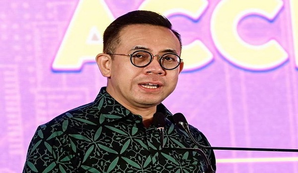 Menteri Sumber Manusia Steven Sim Chee Keong berucap dalam perasmian Wanita MyWira Accelerator di Sime Darby Convention Centre di ibu negara/BERNAMA